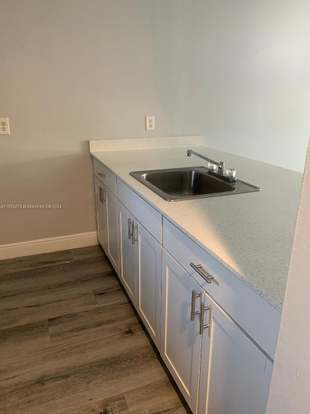 Foto del edificio - 8620 N Sherman Cir