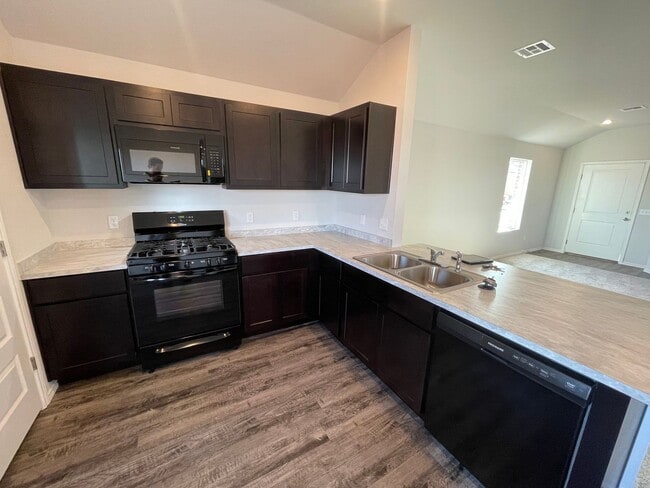 Foto del edificio - Lovely 3 Bed 2 Bath Home in Shawnee Schools!