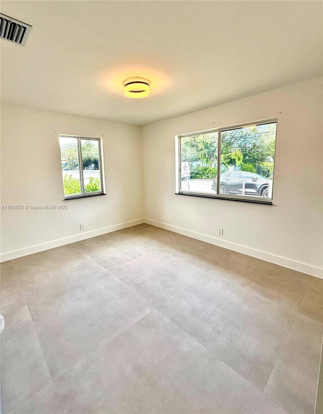 Foto del edificio - 5700 NW 8th Ave