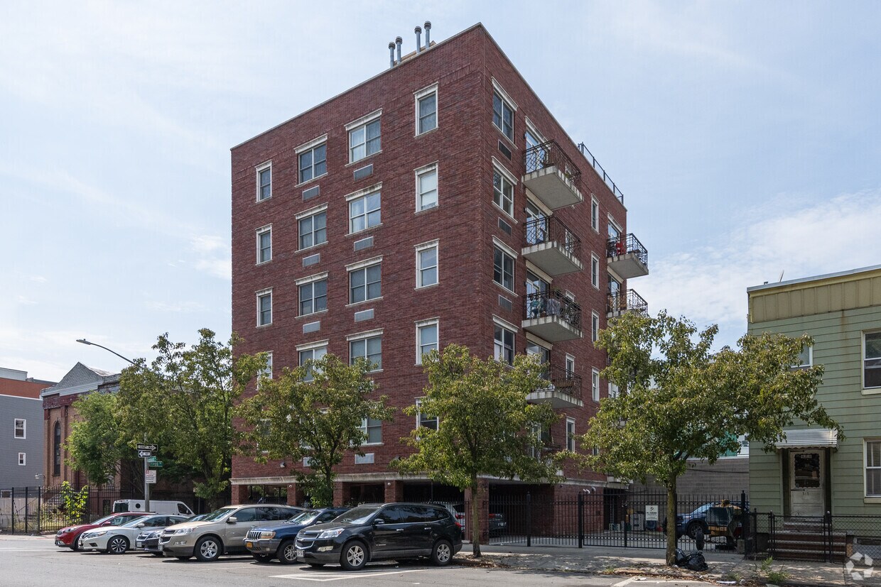 Building Photo - 87 Stagg St