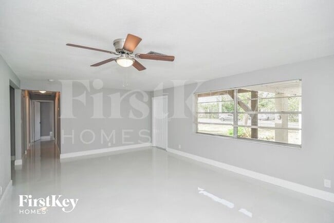 Building Photo - 2118 SW 31st Ave