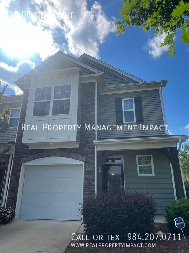 Building Photo - 3 Bedroom 2 Bath End Townhome located in Q...