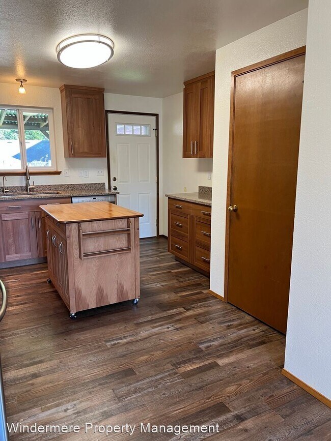 Building Photo - 3 br, 1 bath House - 2144 Hawthorne St.