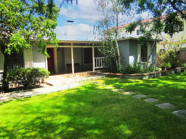 Porche delantero - 15341 Cohasset St