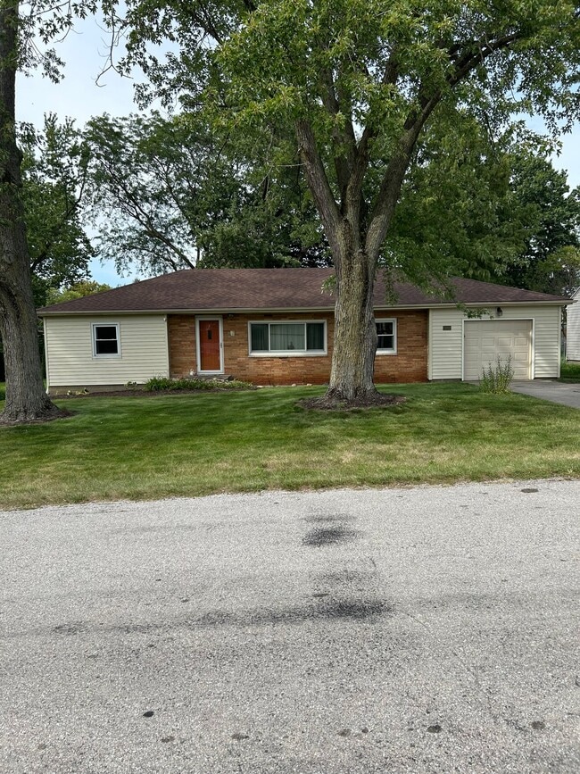 Building Photo - 1802 Wayside Dr