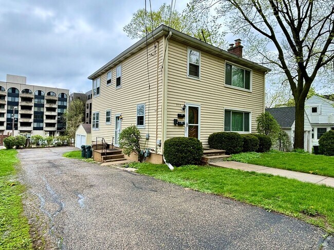 Foto del edificio - Large 1 Bedroom Plus Den