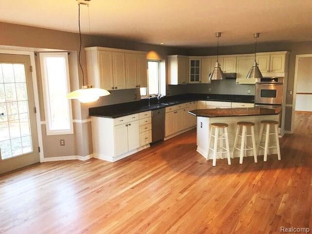 Building Photo - 348 Oakbridge Dr