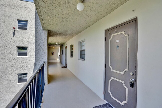 Foto del edificio - 9230 Lagoon Pl