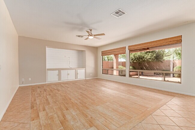 Foto del edificio - "Charming 2-Bedroom + Den Oasis with Spaci...