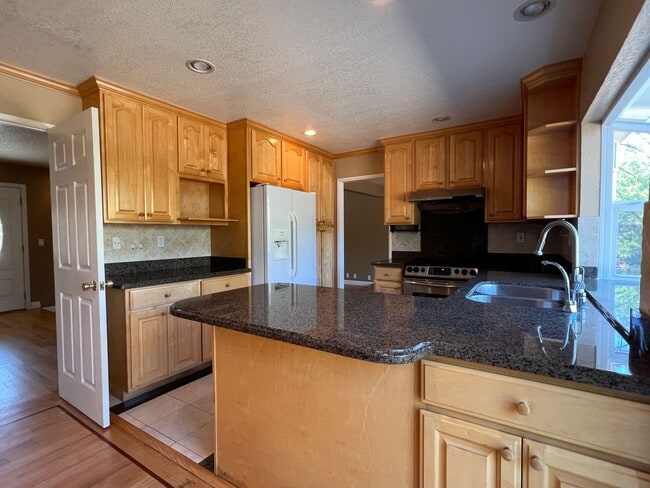 Building Photo - Immaculately Remodeled 5 Bedroom 2.5 Bath ...