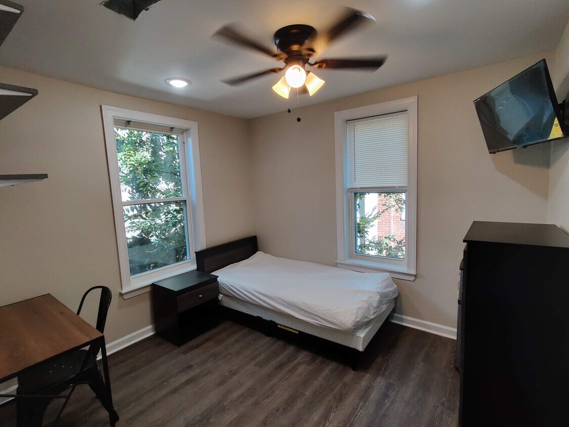 Foto principal - 5535 Crowson St