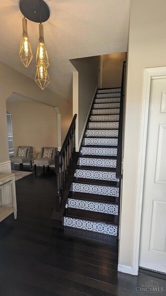 Foto del edificio - 6015 Hidden Oaks Ct