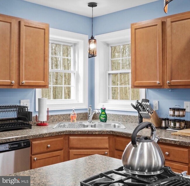 Building Photo - 1141 Riverside Heights W