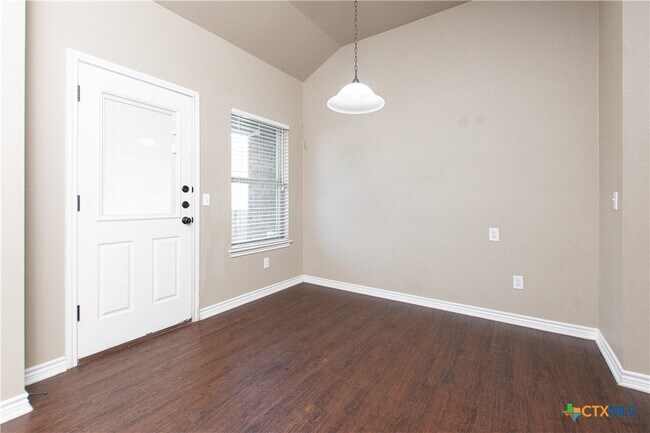 Foto del edificio - 502 Sladecek Dr