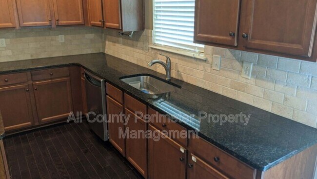 Foto del edificio - 3535 Fallen Oak Ln