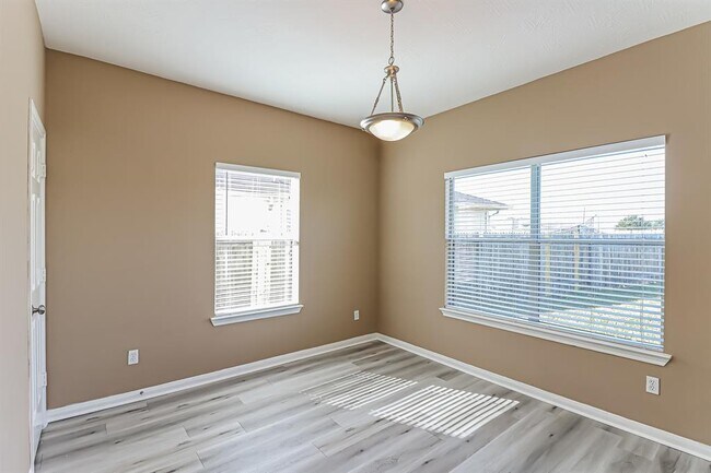 Foto del edificio - 3602 Greenleaf Lodge Ln