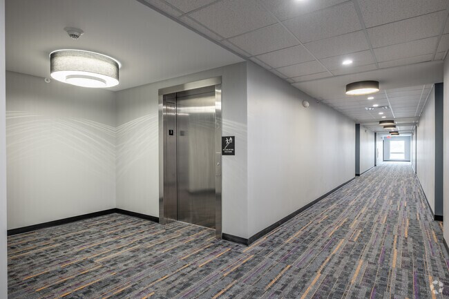 Pasillo y ascensor - Brightdawn Village Apartments