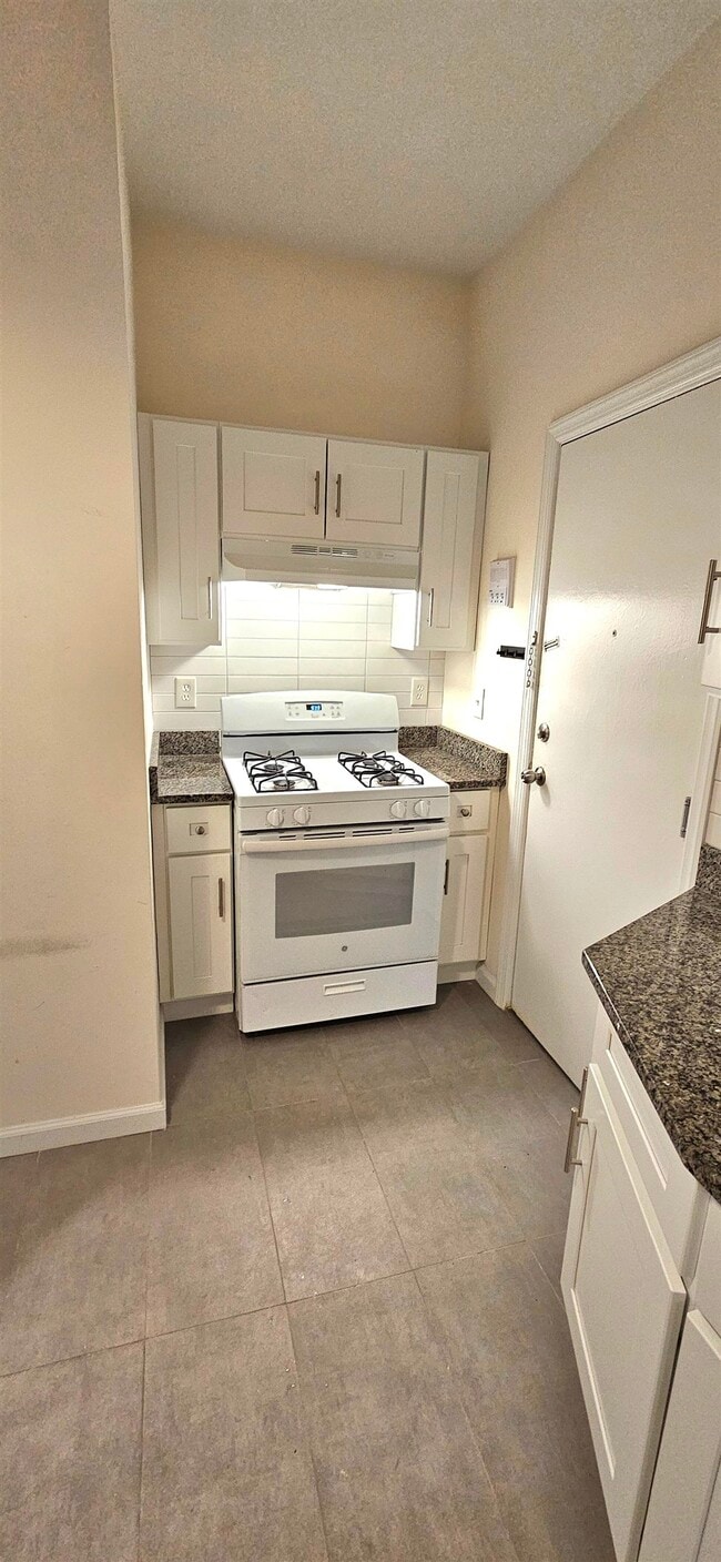 Building Photo - 327 Jackson St