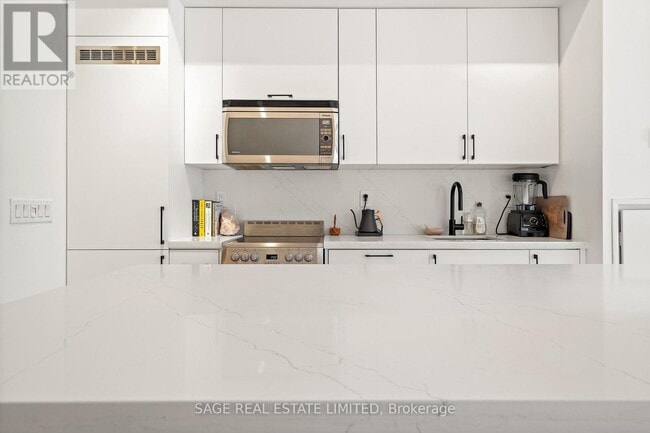 Building Photo - 8 Dovercourt Rd