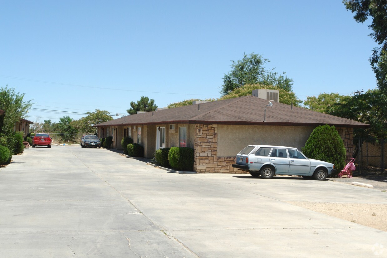 Foto del edificio - 15392 Bear Valley Rd