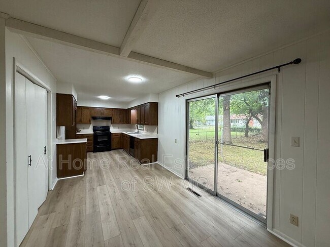 Foto del edificio - 1335 E Sunset St