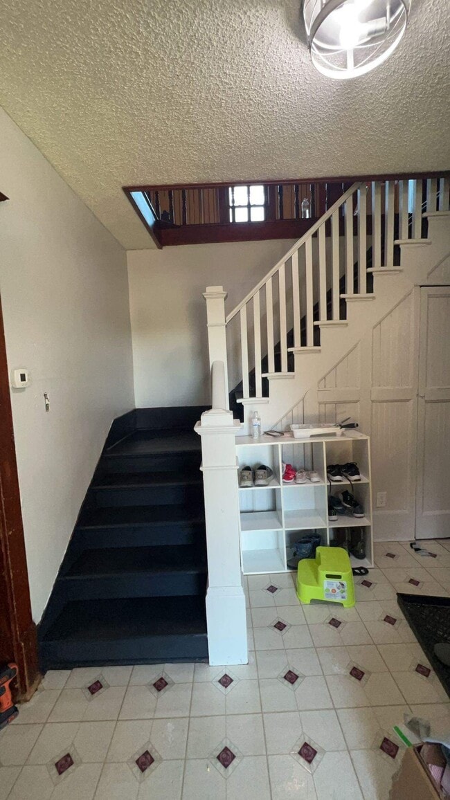 Building Photo - 213 W Second St