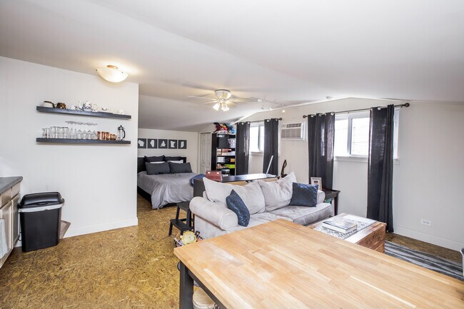 Foto del edificio - RARE studio in Bucktown that always rents quickly! Free Laundry! Included Internet!