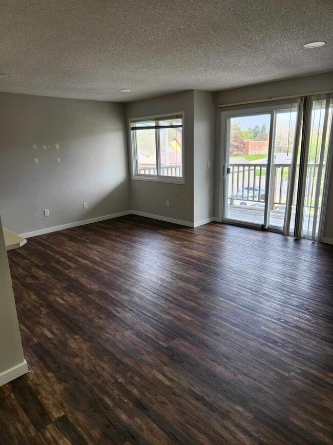 Building Photo - Village Green Apartments- 4532 Douglas