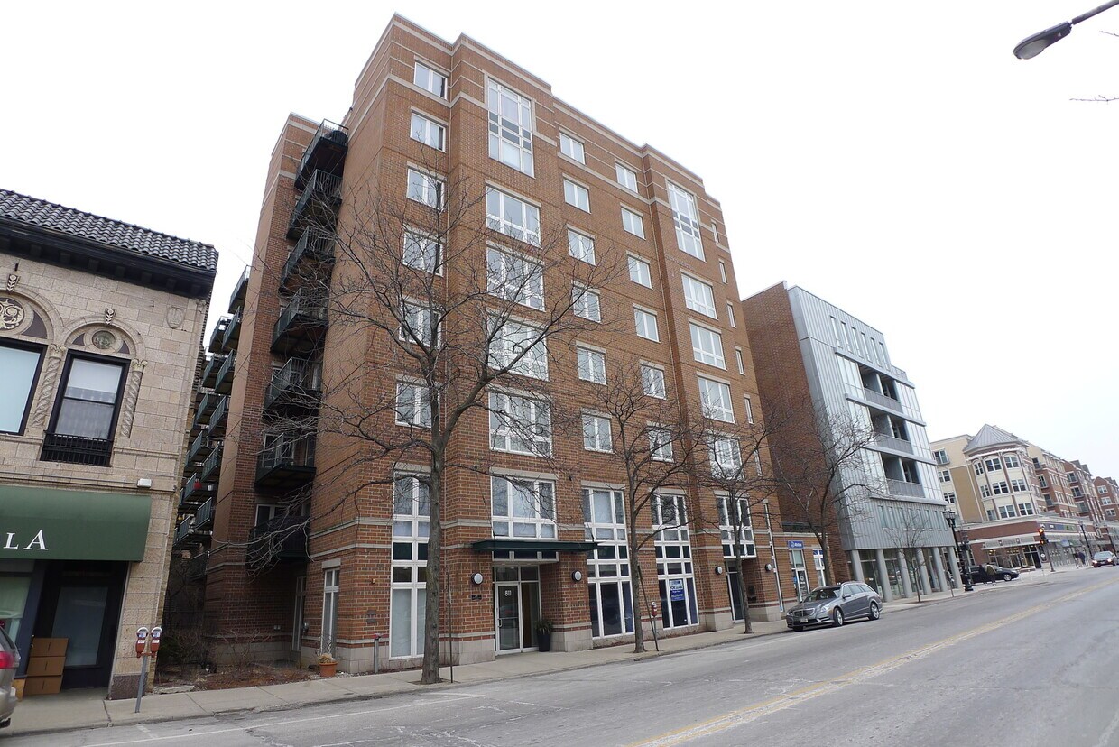 Primary Photo - 811 Chicago Ave