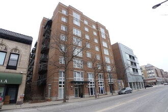 Building Photo - 811 Chicago Ave