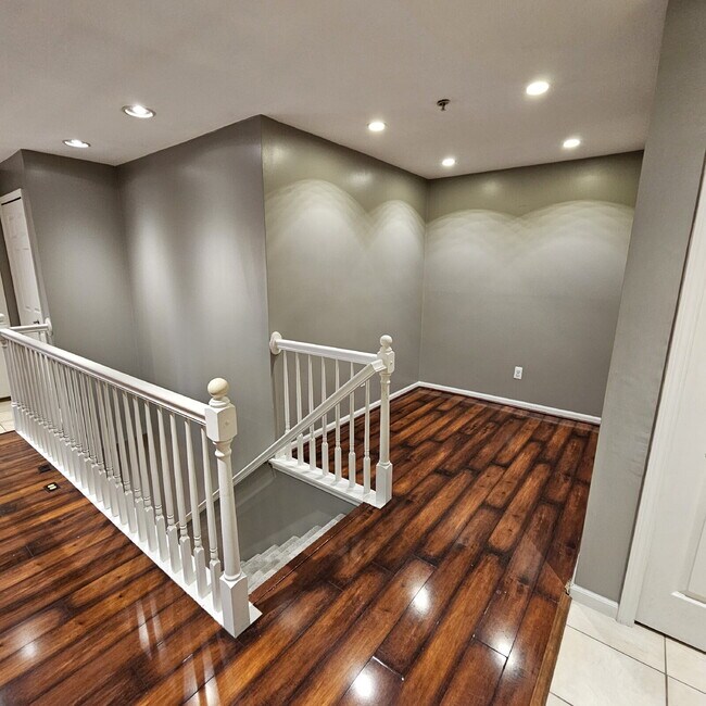 Building Photo - 2 Bed, 2 Bath Townhouse w/Granite Countert...