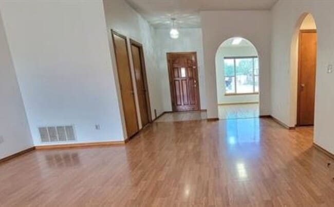 Foto del edificio - 3 Bedroom, 2 bath, Brick home is established neighborhood