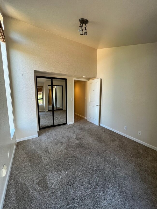 Building Photo - Beautiful 2BR/2BA End Unit Townhome with G...