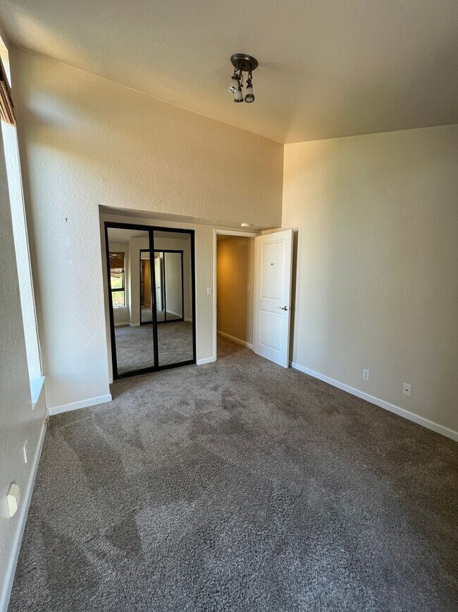 Foto del edificio - Beautiful 2BR/2BA End Unit Townhome with G...