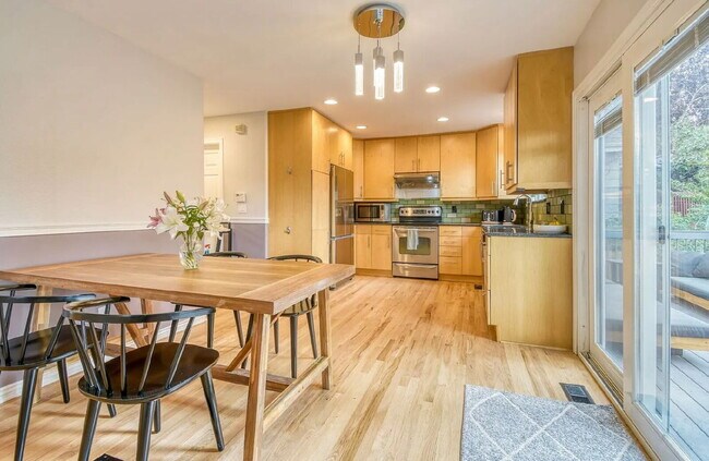 Foto del edificio - Spacious 5 bedroom 4 Bathroom Home Available August 7th!