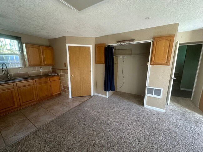 Foto del edificio - One bedroom, One bathroom front/back duplex. Pet Friendly! Located in Scottsbluff!