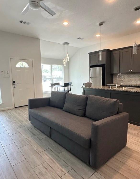 Foto del edificio - 6747 England St