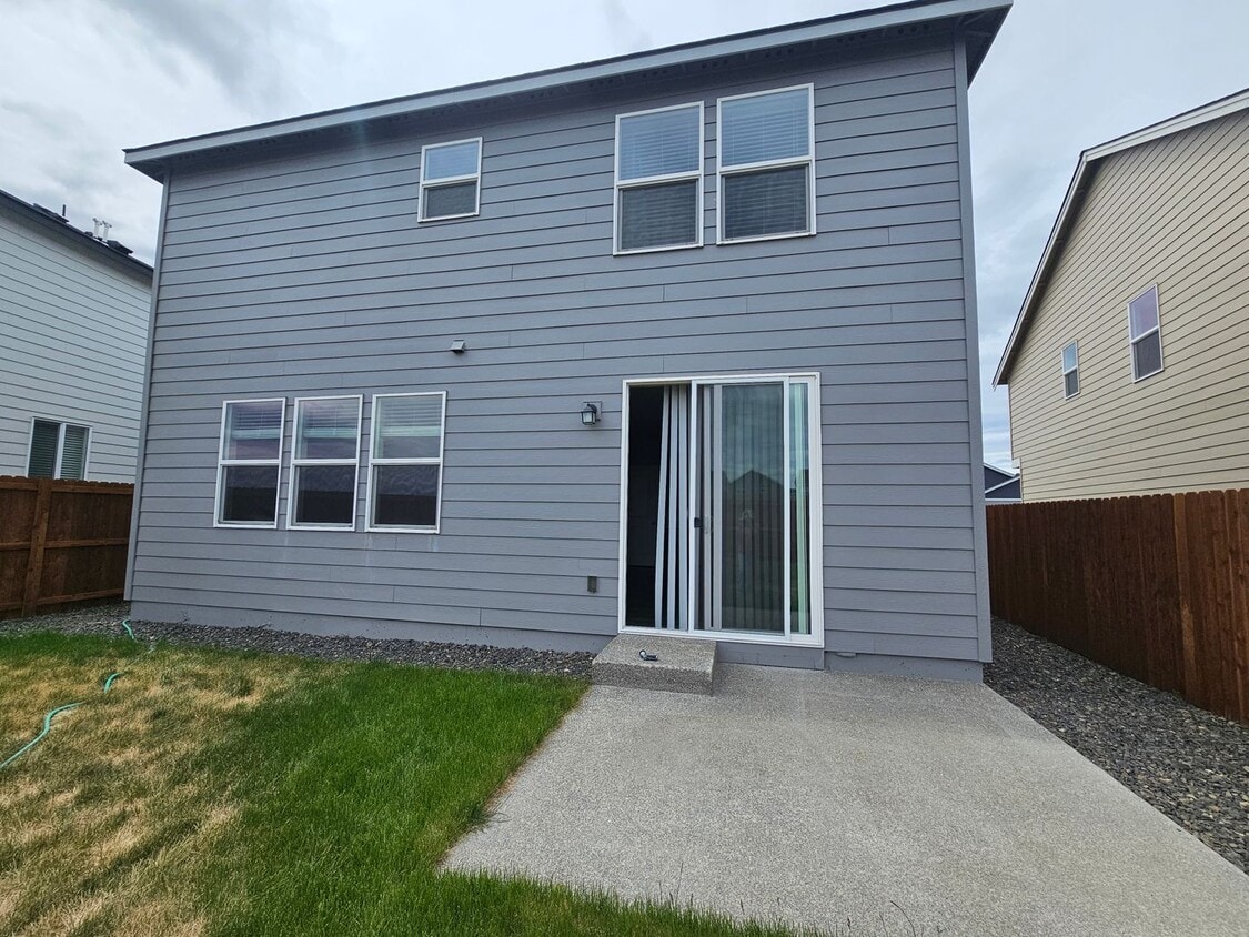 Primary Photo - Modern 4-Bed Home for July Lease