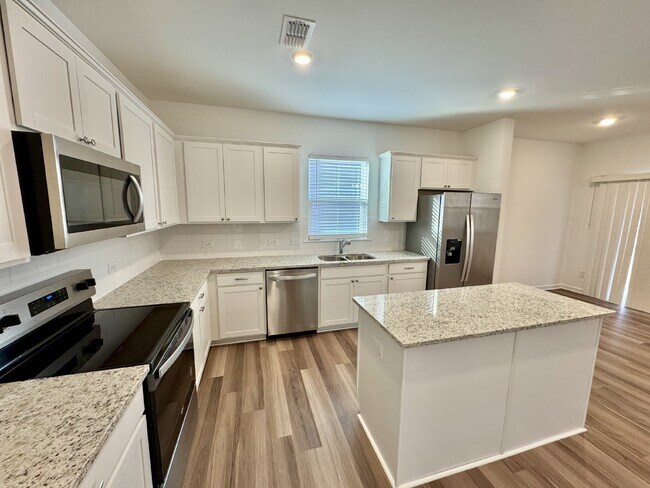 Foto del edificio - Fence Coming Soon to this Like New 5 Bedroom Home with Community Amenities