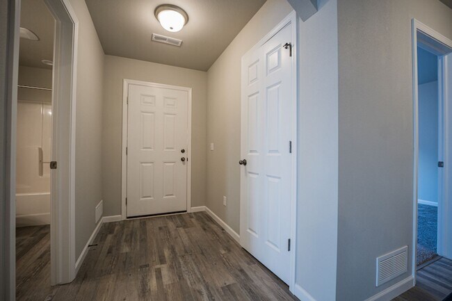 Foto del edificio - Quiet location - Check. Open floorplan - Check. 3-stall heated garage - Check. Welcome Home!