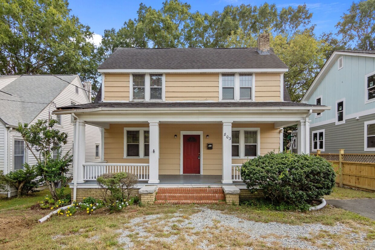 Foto principal - Spacious 5-Bed Home with Front Porch, Deck...