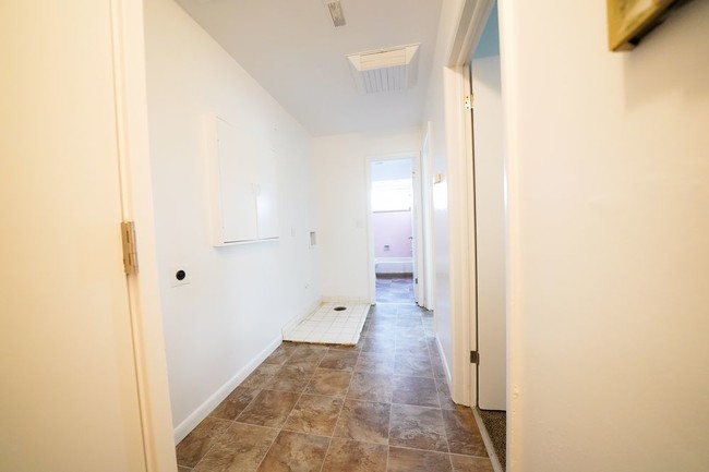Foto del edificio - Huge unit with garage