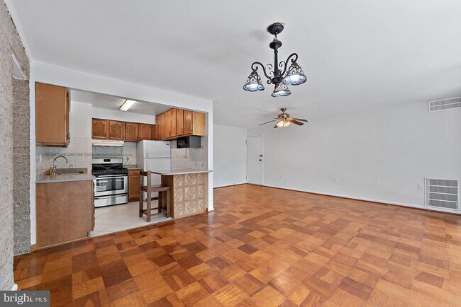 Foto del edificio - 4420 Briarwood Ct N