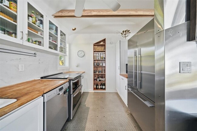 Building Photo - 700 Lands End Dr