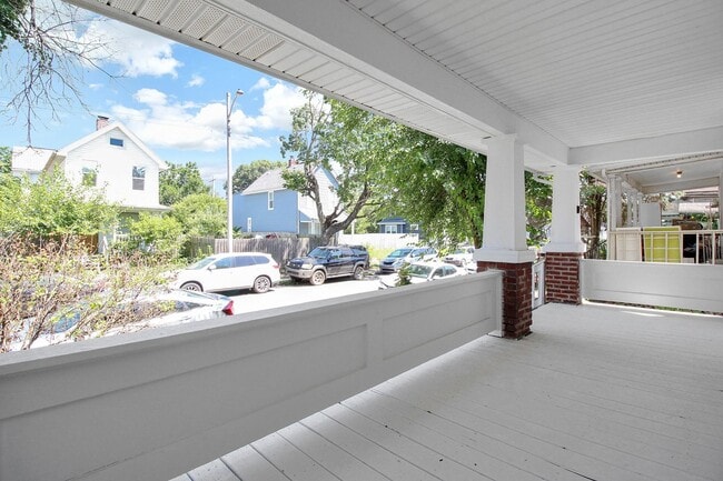 Building Photo - Beautifully Updated 3-Bedroom Home Near Do...