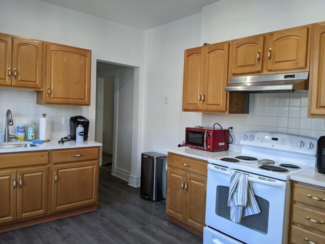 Building Photo - Get a $1,000 Utility Rebate this month! Fantastic Spacious Apt w Ht/HW Included in Rent!
