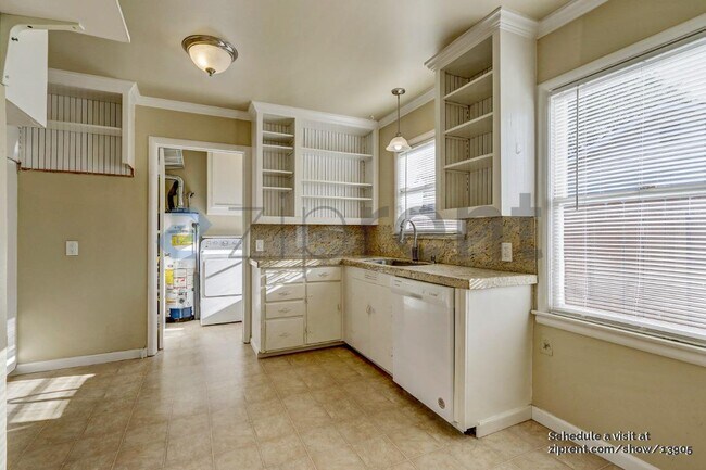 Foto del edificio - 15146 Herring Ave