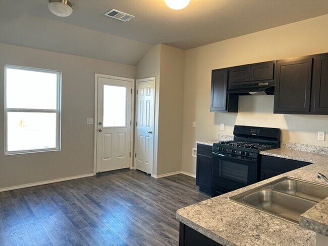 Foto del edificio - Newer 3 Bedroom/2 Bath Home in Newcastle -...