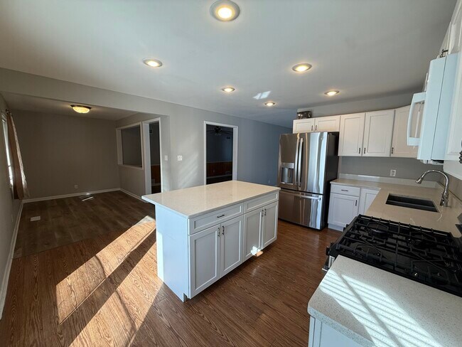 Foto del edificio - 719 Surrey Dr