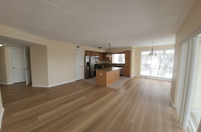 Building Photo - 6759 W Forest Preserve Dr